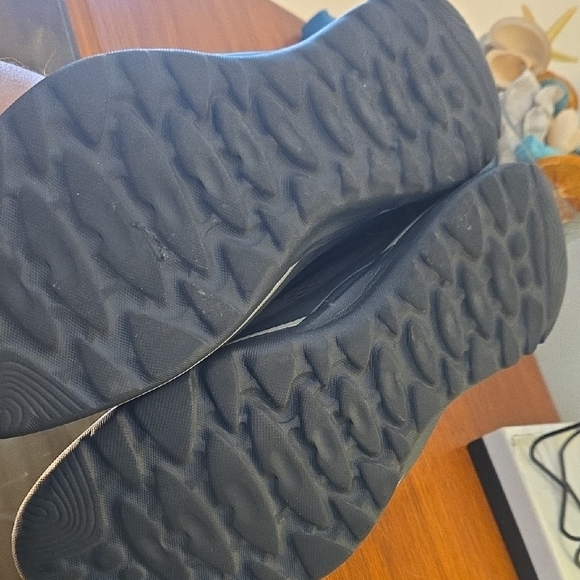 Earth Origins Women's Black Mesh Sneakers - Picture 3 of 4